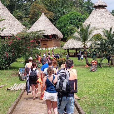 Zu Besuch im Indianer Dorf Embera Quera