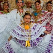 Folklore Show mit einem typischen Abendessen