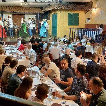 Folklore Show mit einem typischen Abendessen